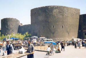1068802-the_imposing_city_walls-diyarbakir.jpg