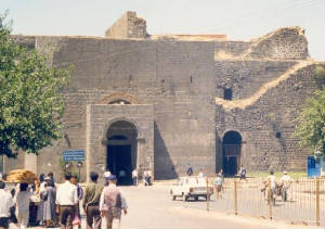 1068805-one_of_the_four_main_gates_through_the_city_walls-diyarbakir.jpg